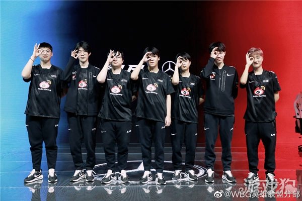 他们借助中 他们借助中